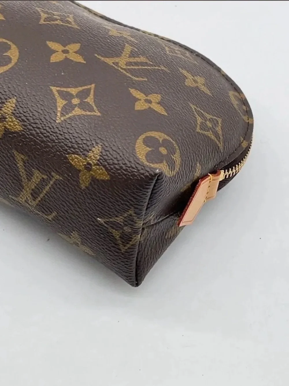 Louis Vuitton detailed cm